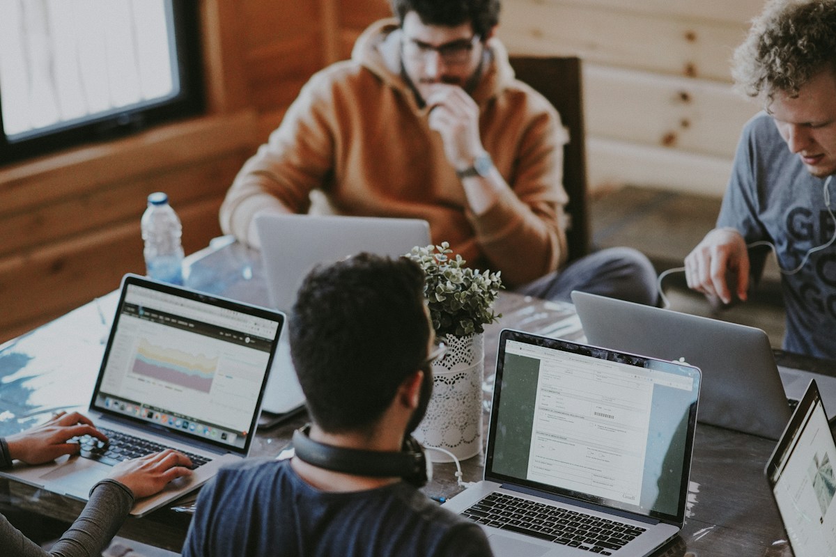 Équipe réunie dans son environnement de travail